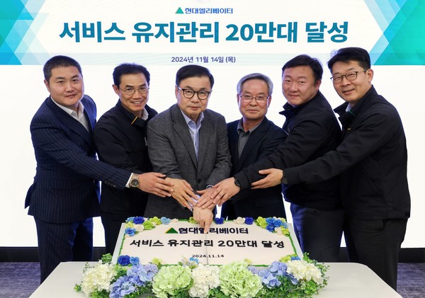조재천 현대엘리베이터 대표(왼쪽에서 세 번째)와 김성수 서비스사업본부장(왼쪽에서 두 번째) 