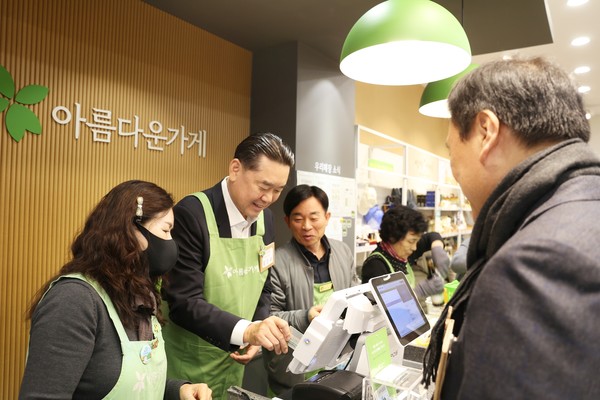 ▲김인규 하이트진로 대표이사가 지난 19일 아름다운가게 분당이매점에서 진행된 제13회 아름다운하루 특별전에서 판매 봉사활동을 하고 있다.