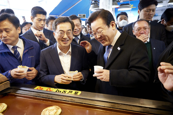 김동연 경기도지사(왼쪽 두 번째), 이재명 더불어민주당 대표(오른쪽)