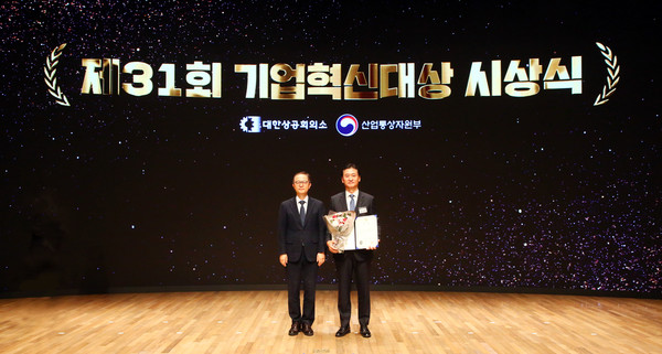 ▲(우측부터) '제31회 기업혁신대상' 시상식에서 정일택 금호타이어 대표이사 사장, 이승렬 산업통상자원부 산업정책실장이 기념 사진 촬영을 하고있다.