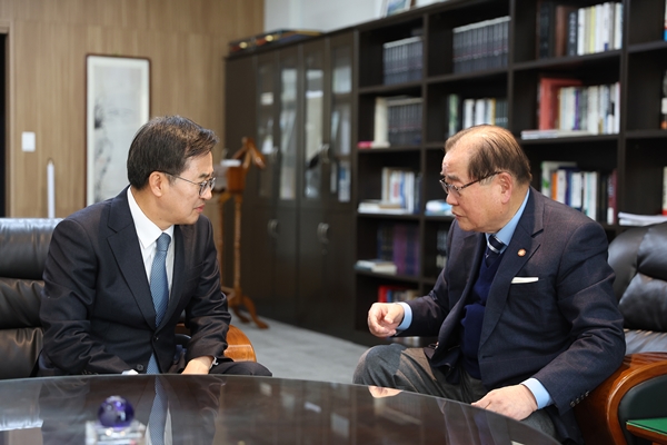 ▲김동연 경기도지사(왼쪽)와 이종찬 광복회장