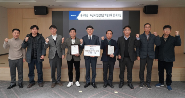 ▲곽진수 동국제강 기획실장(가운데)