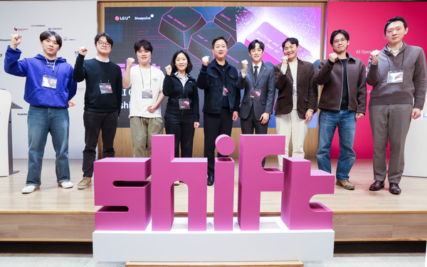 ▲LG유플러스 홍범식 사장이 공식 첫 행보로 스타트업 발굴 및 육성 프로그램인 ‘쉬프트(Shift)’ 데모데이 행사에 참석했다. 사진은 홍범식 사장(왼쪽에서 다섯번 째)이 쉬프트에 선발된 스타트업 대표와 기념사진을 촬영하는 모습