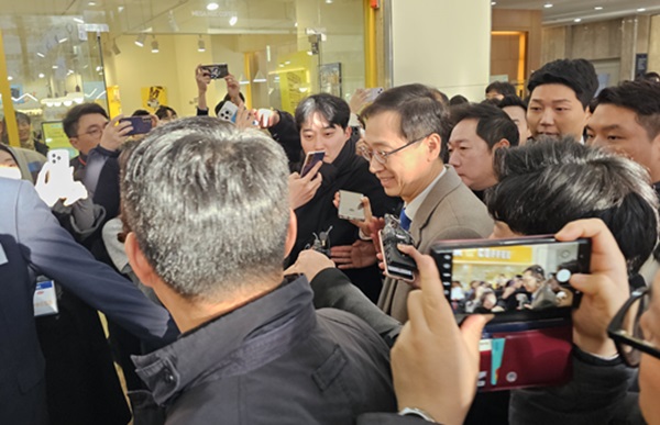 ▲박재현 대표가 취재진에 둘러쌓여 주총 장소로 입장하고 있다.