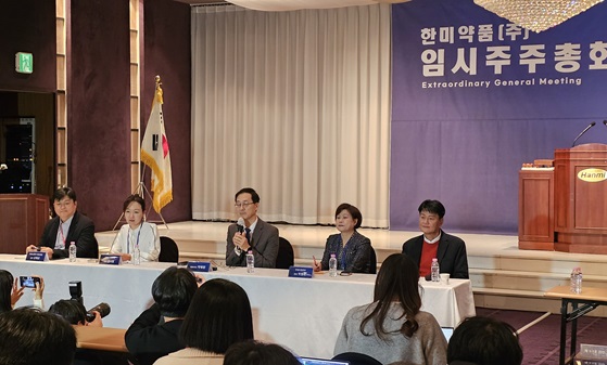 ▲(왼쪽부터) 글로벌사업본부 해외영업 신해곤 상무, 신제품개발본부장 김나영 전무, 박재현 대표, 국내사업본부장 박명희 전무, R&D센터장 최인영 전무