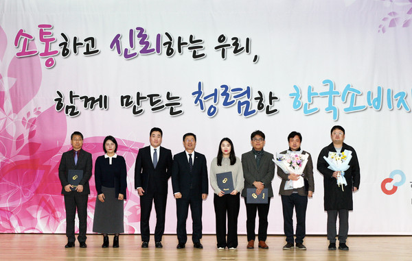 ▲(왼쪽 첫번째) 유대희 NS홈쇼핑 고객지원본부장 (왼쪽에서 네번째) 윤수현 한국소비자원장. 사진=NS홈쇼핑