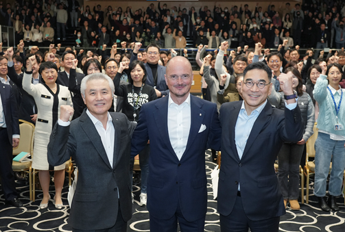 ▲이광희 SC제일은행장(맨 오른쪽), 박종복 SC그룹 Senior Advisor (맨 왼쪽), 디에고 디 조르지 SC그룹 최고재무책임자(가운데)가 임직원들과 기념촬영을 하고있다.