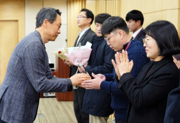 ▲삼성전자서비스 대표이사 김영호 부사장(왼쪽)이 CS 달인에게 인증패를 수여하고 있다.