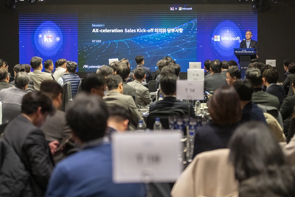 ▲김영섭 KT 대표가 워크숍에 참석해 인사말과 함께 당부 사항을 전하고 있다