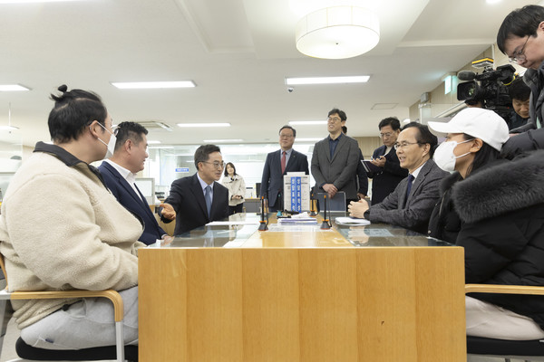 김동연 경기도지사(왼쪽 세 번째)