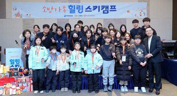 ▲ 지난 10일 하이트진로 김인규 대표(앞줄 오른쪽 첫번째)와 2025 소방유가족 힐링캠프 참가자들이 기념 촬영을 하고 있다.
