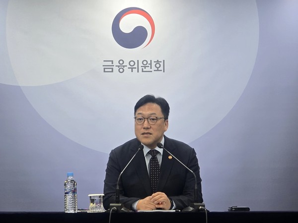 ▲김병환 금융위원장이 22일 정부서울청사에서 열린 기자간담회에서 가계대출 관리 계획을 설명했다.