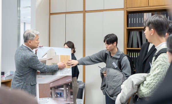 장세욱 부회장(왼쪽)이 22기 송원장학생들과 동국제강그룹 본사를 돌아보고 있다.