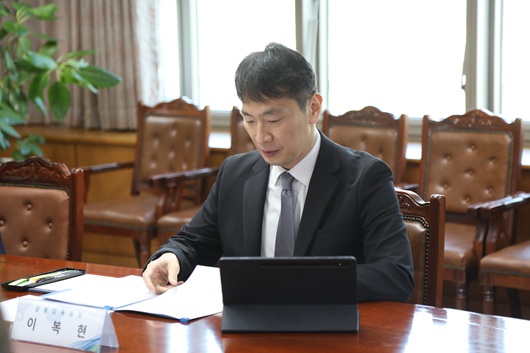 ▲ 이복현 금융감독원장이 24일 열린 원내 금융상황 점검회의를 주재하고 있다.