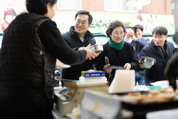 의왕도깨비시장을 방문한 김동연 경기도지사와 정우영 배우자