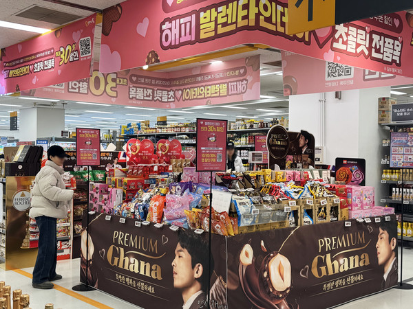 ▲이마트 용산점 발렌타인데이 매대. 사진=이마트