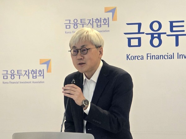 ▲김영돈 넥스트레이드 경영전략본부장이 7일 오전 서울 여의도 금융투자협회에서 열린 '복수거래시장 출범 관련 기자단 설명회'에서 넥스트레이드 출범 후 투자환경의 변화를 설명하고 있다.