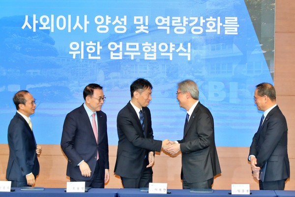 ▲ 우리금융그룹 임종룡 회장(오른쪽 두 번째)이 13일 한국금융연수원에서 열린 ‘사외이사 양성 및 역량 강화를 위한 업무협약식’에 참석해 협약서에 서명 한뒤 이복현 금융감독원장(오른쪽 세번째)과 악수를 하고 있다.