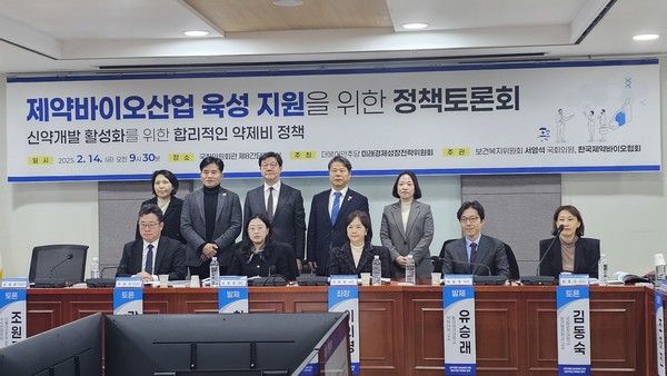 ▲(윗줄 왼쪽부터) 김국희 실장, 이병진 의원, 노연홍 회장, 서영석 의원, 조하진 사무관(아랫줄 왼쪽부터) 강형식 위원장, 최윤정 교수, 이의경 교수, 유승래 교수, 김동숙 교수
