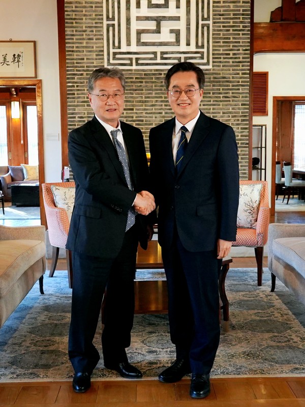 ▲김동연 경기도지사(오른쪽), 조셉 윤 주한 미국 대사대리