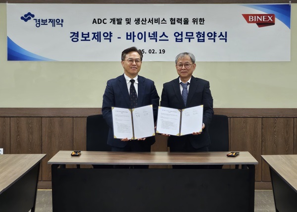 ▲경보제약 황재택 전무(왼쪽), 바이넥스 조진섭 전무