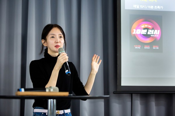 ▲타운홀 미팅에 참석한 안정은 11번가 사장. 사진=11번가