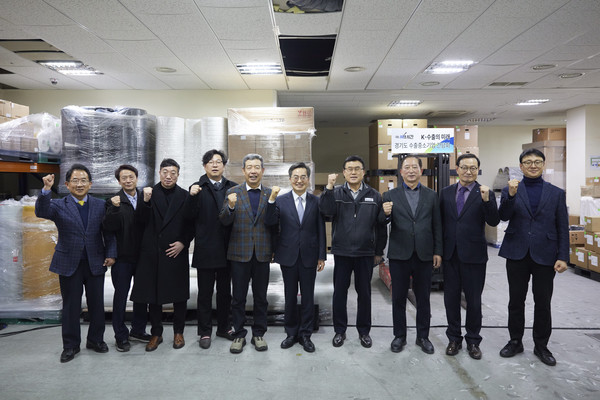 김동연 경기도지사(오른쪽에서 다섯 번째)