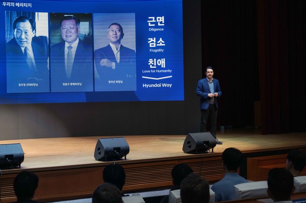 ▲호세 무뇨스 사장이 타운홀 미팅에서 메시지를 전달하는 모습