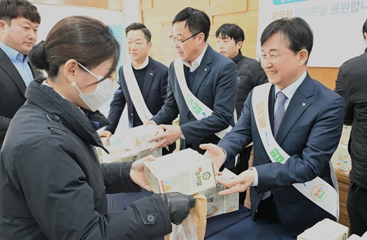 ▲ 송춘수 농협손해보험 대표이사(사진 오른쪽)가 우리 쌀을 전달하고 아침밥 먹기를 장려하고 있다.