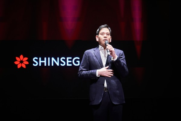 ▲정용진 신세계그룹 회장이 신세계남산에서 열린 ‘2025년 신세계그룹 신입사원 수료식’에 참석해 질의응답을 하는 모습. 사진=신세계그룹