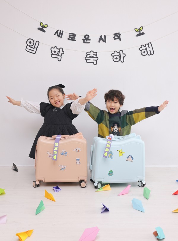 ▲동국씨엠이 초등학교 입학을 앞둔 임직원 자녀들에게 선물을 전달했다. 사진=동국제강그룹