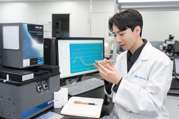 ▲한국콜마 UV테크이노베이션 연구소에서 연구원이 자외선 차단 관련 연구를 진행하고 있다. 사진=한국콜마