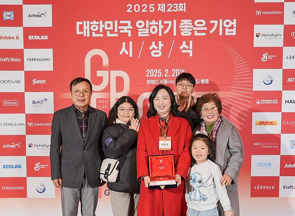 ‘대한민국 자랑스런 워킹맘’ 시상식에 참석한 HS효성첨단소재 정유조 PL과 가족들