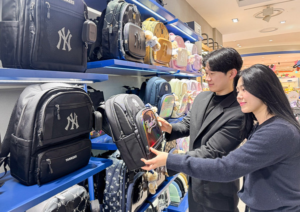 ▲현대백화점 목동점 MLB키즈 매장에서 고객들이 백팩 상품을 살펴보고 있다. 사진=현대백화점