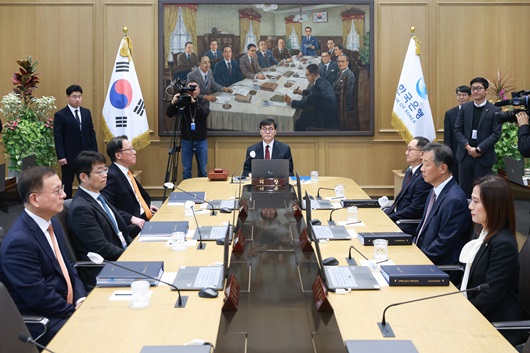 ▲이창용 한국은행 총재(가운데)