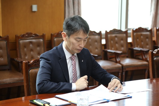 ▲ 이복현 금융감독원장이 25일 오전에 열린 금융상황 점검회의를 주재하고 있다.