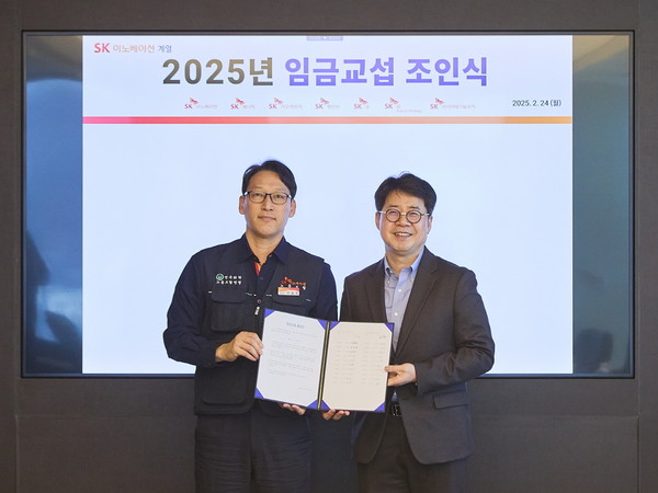 ▲24일 서울 종로구 SK서린빌딩에서 열린 SK이노베이션 ‘2025년 임금교섭 조인식’에서 박상규(오른쪽) 사장과 박율희 노동조합위원장이 노사 합의서에 사인한 뒤 기념촬영을 하고 있다. 사진=SK이노베이션