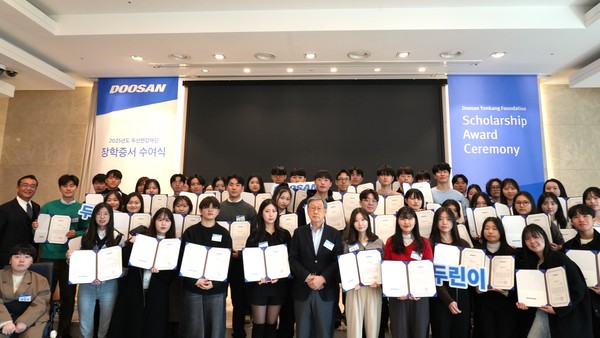 ▲지난 24일 열린 '두산연강재단 2025년 장학증서 수여식'에서 박용현(앞줄 가운데)두산연강재단 이사장이 장학생들과 기념사진 촬영을 하고 있다. 사진=두산