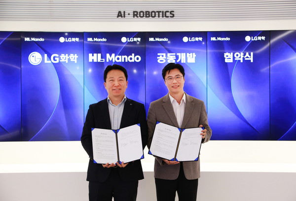 ▲LG화학 전자소재 사업부장 고경덕(오른쪽) 상무와 HL만도 센터장 최한규 상무가 업무협약식을 마치고 기념 촬영을 하고있다. 사진=LG화학