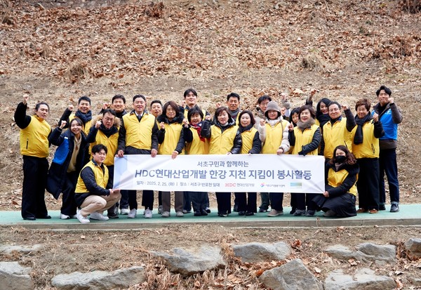 ▲HDC현대산업개발은 25일 서울시 서초구자원봉사센터, 서초구민과 함께 반포천 주변 환경을 정화하는 봉사활동을 진행했다. 사진=HDC현대산업개발