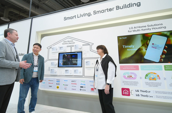 ▲ ‘IBS 2025’에서 LG전자 류재철 HS사업본부장이 빌더 전문 영업 조직인 ‘LG 프로 빌더’ 구성원들과 AI 홈 구현을 위한 다양한 솔루션을 살펴보고 있는 모습