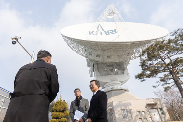 여주 SKB위성센터에서 김동연 경기도지사가 시설 라운딩을 하고 있다.