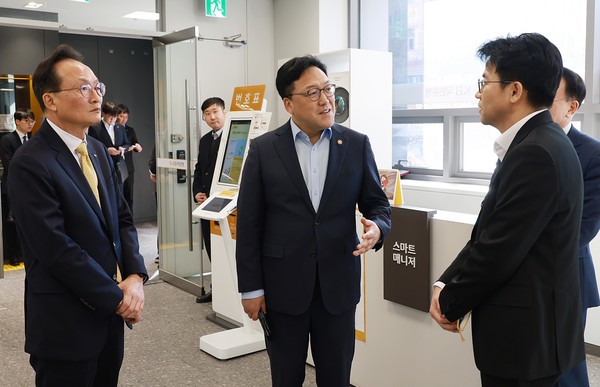 ▲김병환 금융위원장(가운데)이 27일 오전 서울 중구 KB국민은행 충무로역종합금융센터에 방문해 조용병 은행연합회장, 이환주 KB국민은행장과 함께 은행권 소상공인 금융지원 사전상담 운영현황을 점검하고 소상공인, 상담직원의 애로사항 등을 청취 및 적극적인 소상공인 지원을 당부했다.