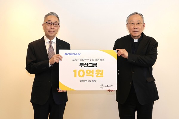▲박지원(사진 왼쪽) 두산그룹 부회장과 구요비 재단법인 바보의 나눔 이사장이 26일 서울 명동성당에서 열린 성금 전달식에서 기념촬영을 하고 있다. 사진=두산그룹