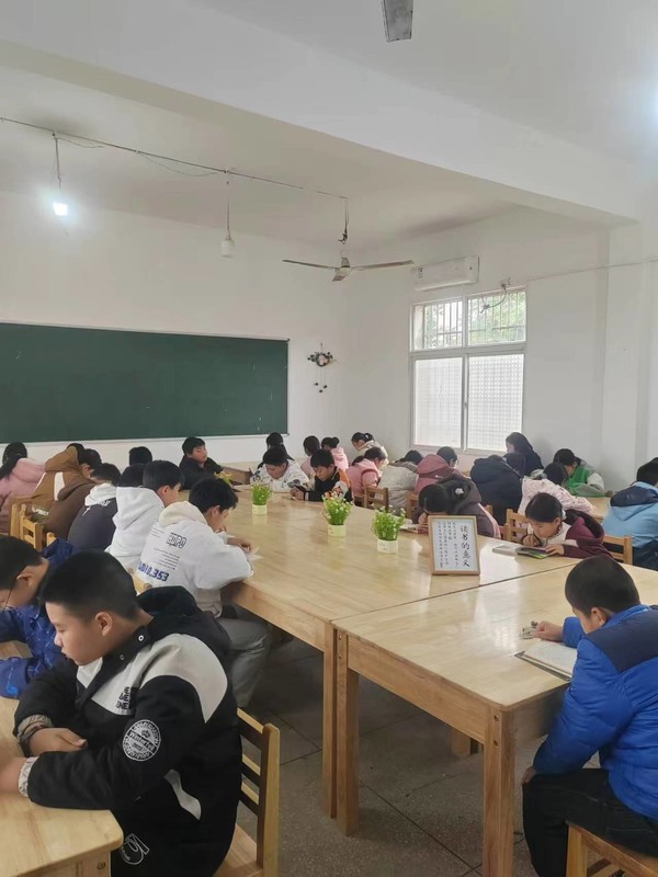 ▲세라젬 중국희망소학교 15호에서 교육받고 있는 학생들