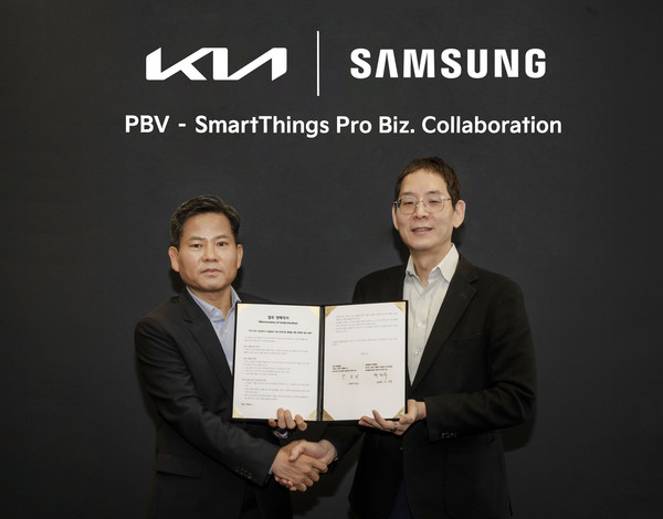 ▲(왼쪽부터) 기아 PBV비즈니스사업부 김상대 부사장, 삼성전자 B2B통합오퍼링센터 박찬우 부사장이 기념 촬영을 하고 있는 모습