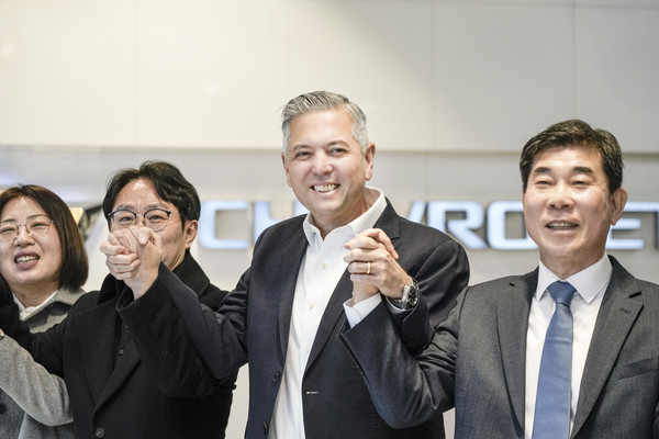 ▲쉐보레 신촌 대리점을 방문해 대리점 관계자들과 포즈를 취하고 있는 헥터 비자레알 사장(오른쪽 두번째)