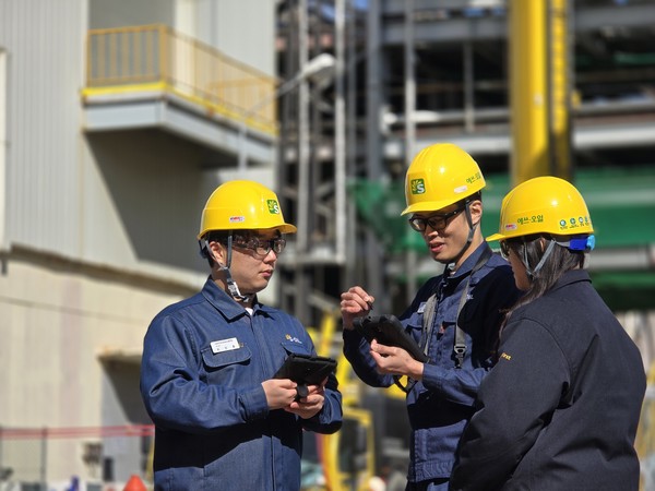 ▲S-OIL 직원들이 온산공장에서 방폭태블릿으로 PSORMS 전자작업허가 업무를 수행하며 작업현장 위험성을 파악해 관리하고 있다. 사진=에쓰오일