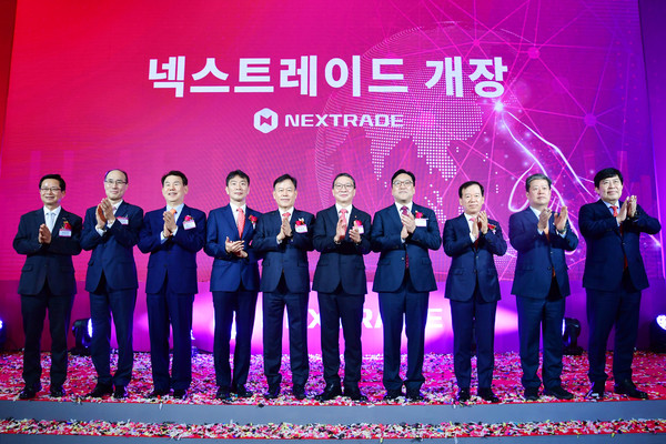 ▲국내 최초 대체거래소인 넥스트레이드가 4일 개장했다. (왼쪽부터) 최호권 영등포구청장, 이순호 한국예탁결제원 사장, 정은보 한국거래소 이사장, 이복현 금융감독원장, 국회 정무위원회 윤한홍 위원장, 김학수 넥스트레이드 대표, 김병환 금융위원장, 서유석 금융투자협회장, 김정각 한국증권금융 사장, 윤창현 코스콤 대표.