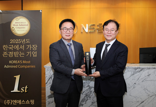 ▲(왼쪽부터) 한수희 한국능률협회컨설팅 대표이사와 조항목 NS홈쇼핑 대표이사
